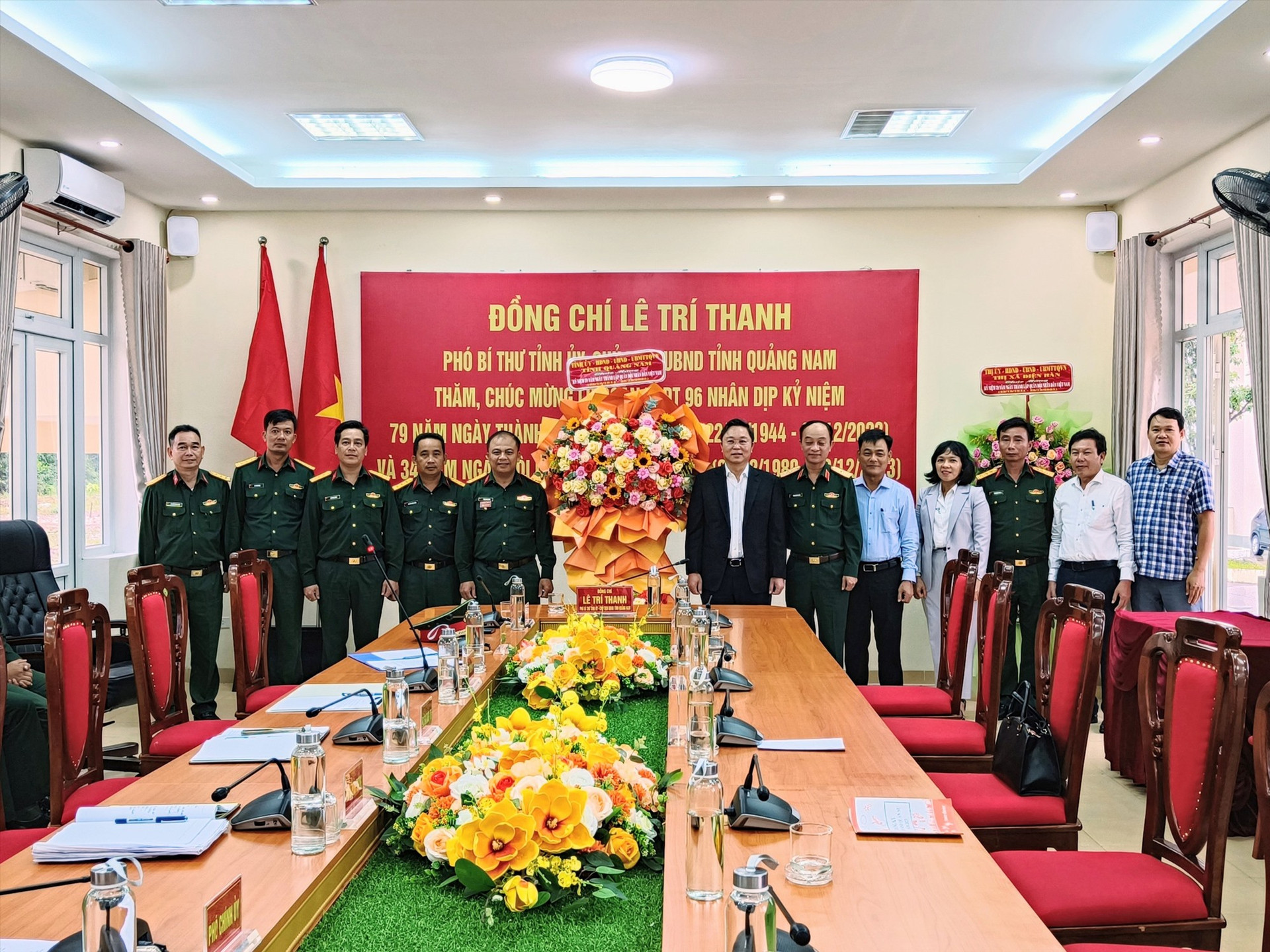 Chủ tịch UBND tỉnh Lê Trí Thanh tặng hoa, động viên cán bộ, chiến sĩ toàn đơn vị.