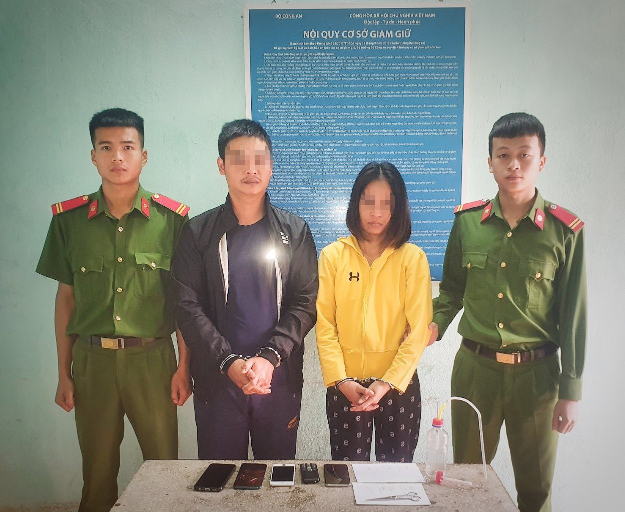 Công an huyện Phước Sơn bắt giữ hai đối tượng Lê Văn Giang và Trần Thị Thủy Tiên. Ảnh: Công an cung cấp