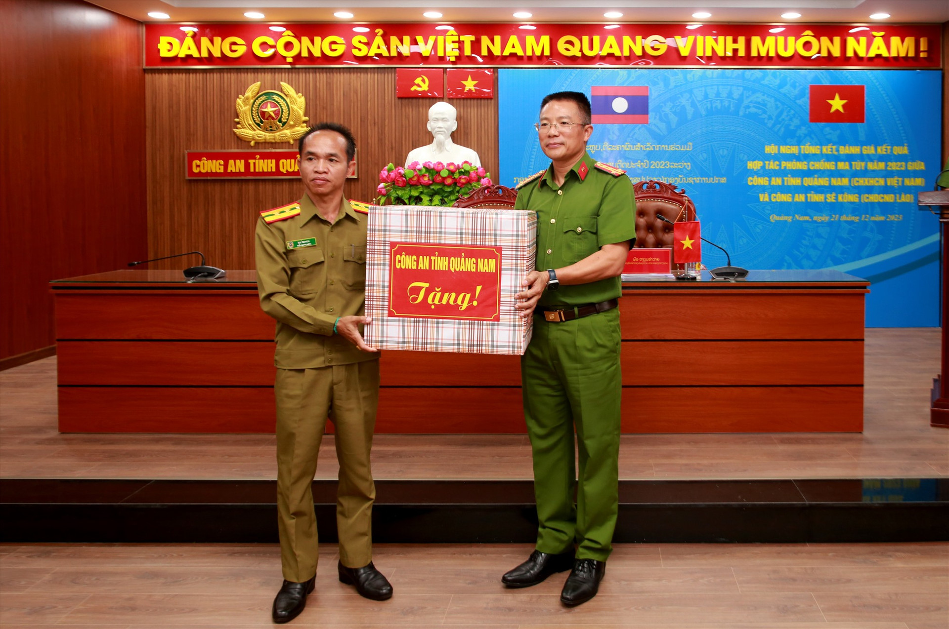 Đại tá Nguyễn Hà Lai tặng quà cho Công an tỉnh Sê Kông.