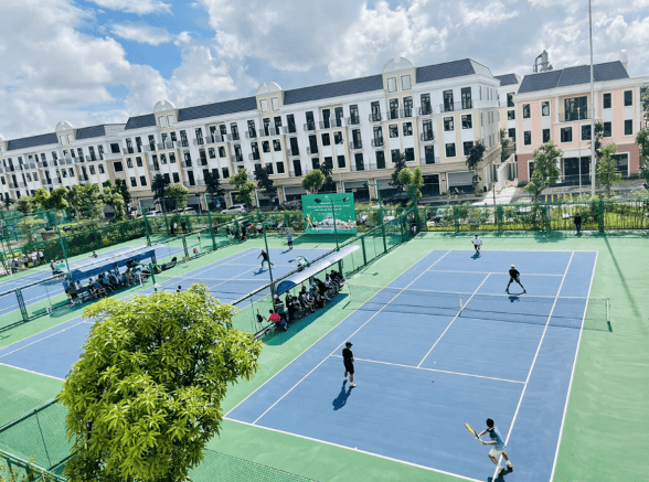Giải đấu quần vợt hấp dẫn với sự tham gia của đông đảo vận động viên.