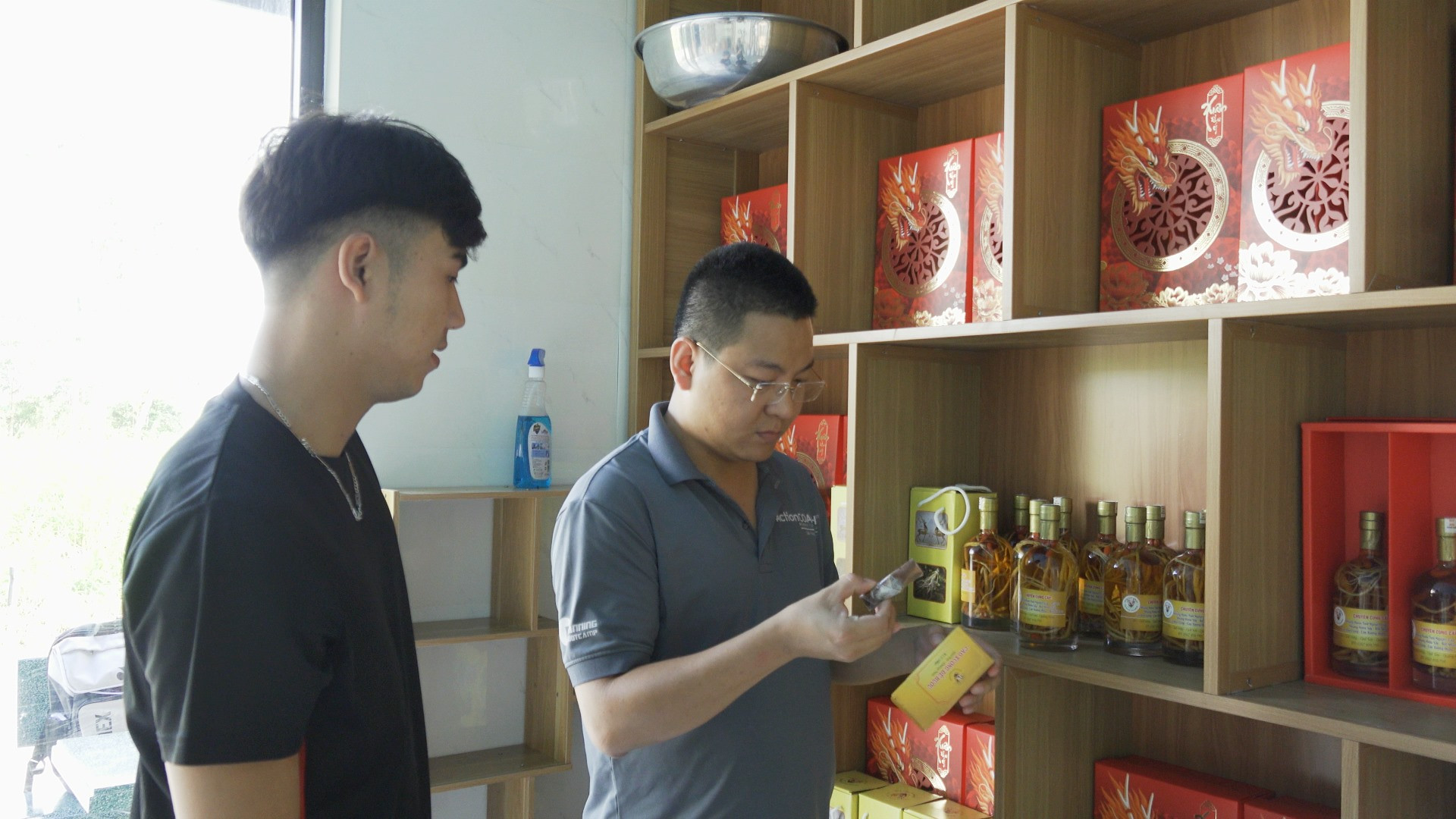 Các sản phẩm của anh Phú đang dần hoàn thiện hồ sơ để đưa ra thị trường. Ảnh: VINH - HẢI