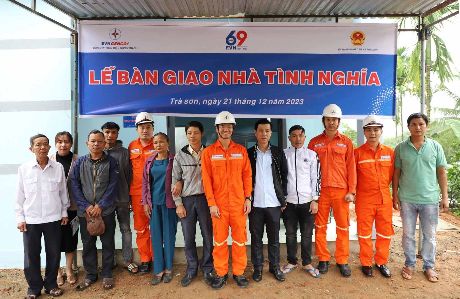 Công ty thủy điện Sông Tranh tặng nhà tình nghĩa tại xã Trà Sơn
