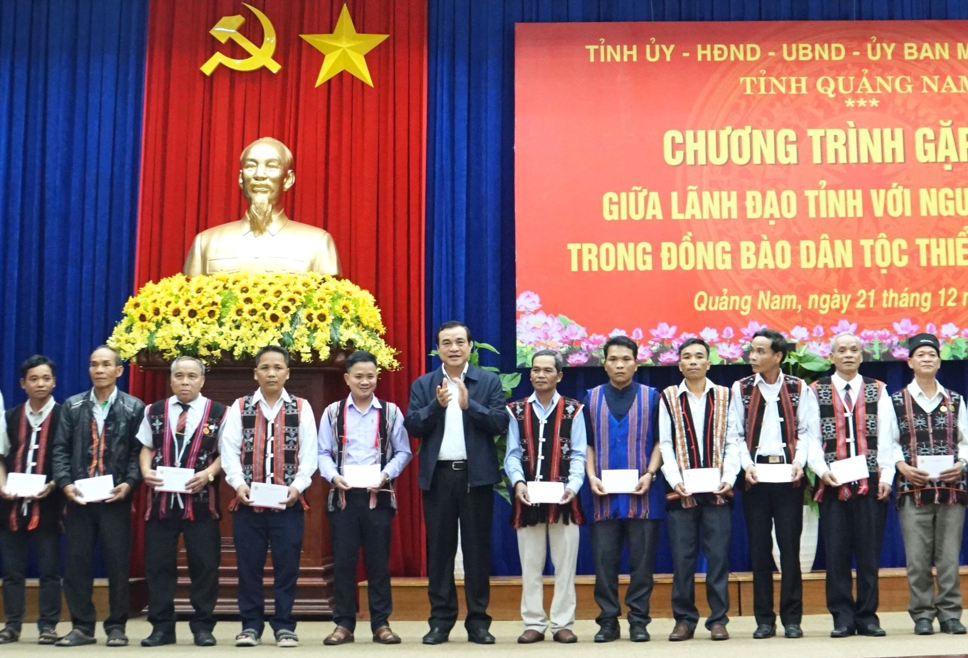 Các đại biểu người có uy tín nhận quà động viên từ Bí thư Tỉnh ủy Phan Việt Cường. Ảnh: A.N