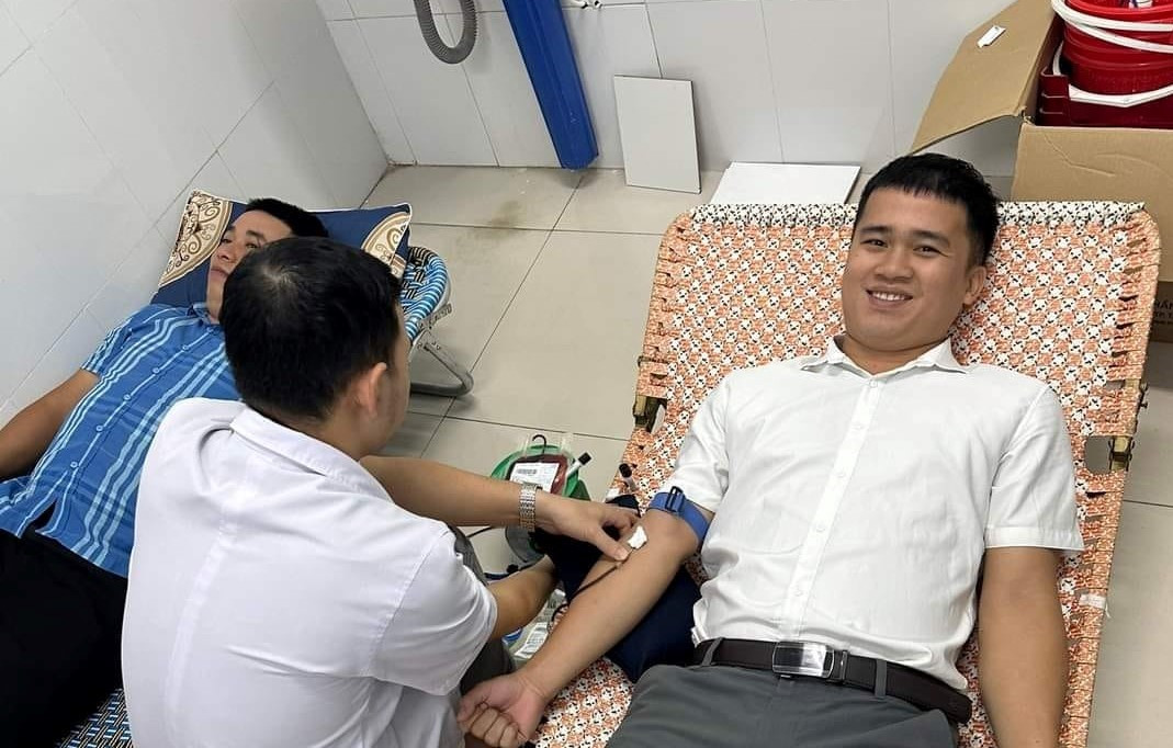 Tình nguyện viên kịp thời hiến máu cứu người. Ảnh: T.A