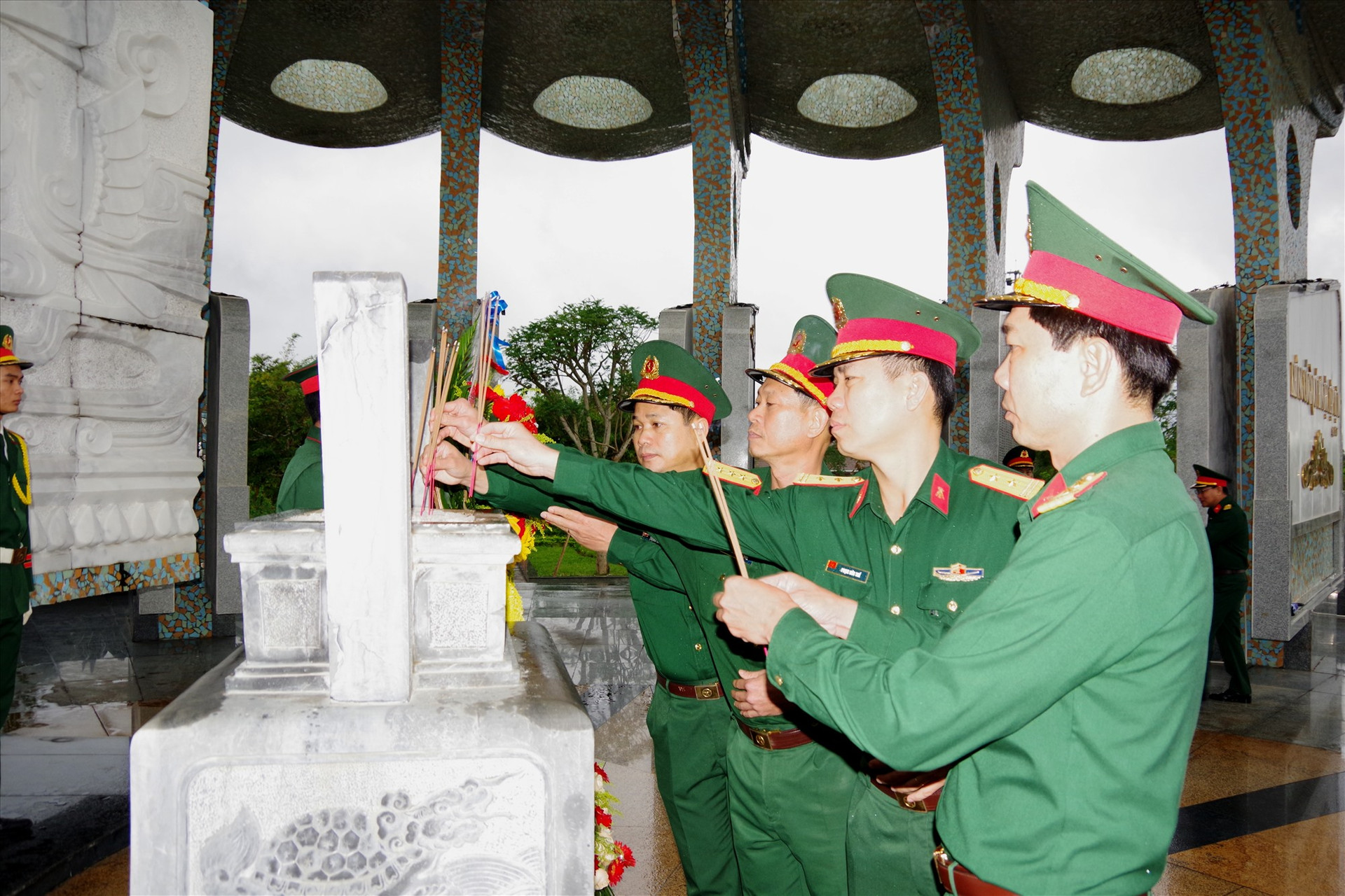 Bộ CHQS tỉnh dâng hoa, dâng hương Nghĩa trang Liệt sĩ tỉnh.