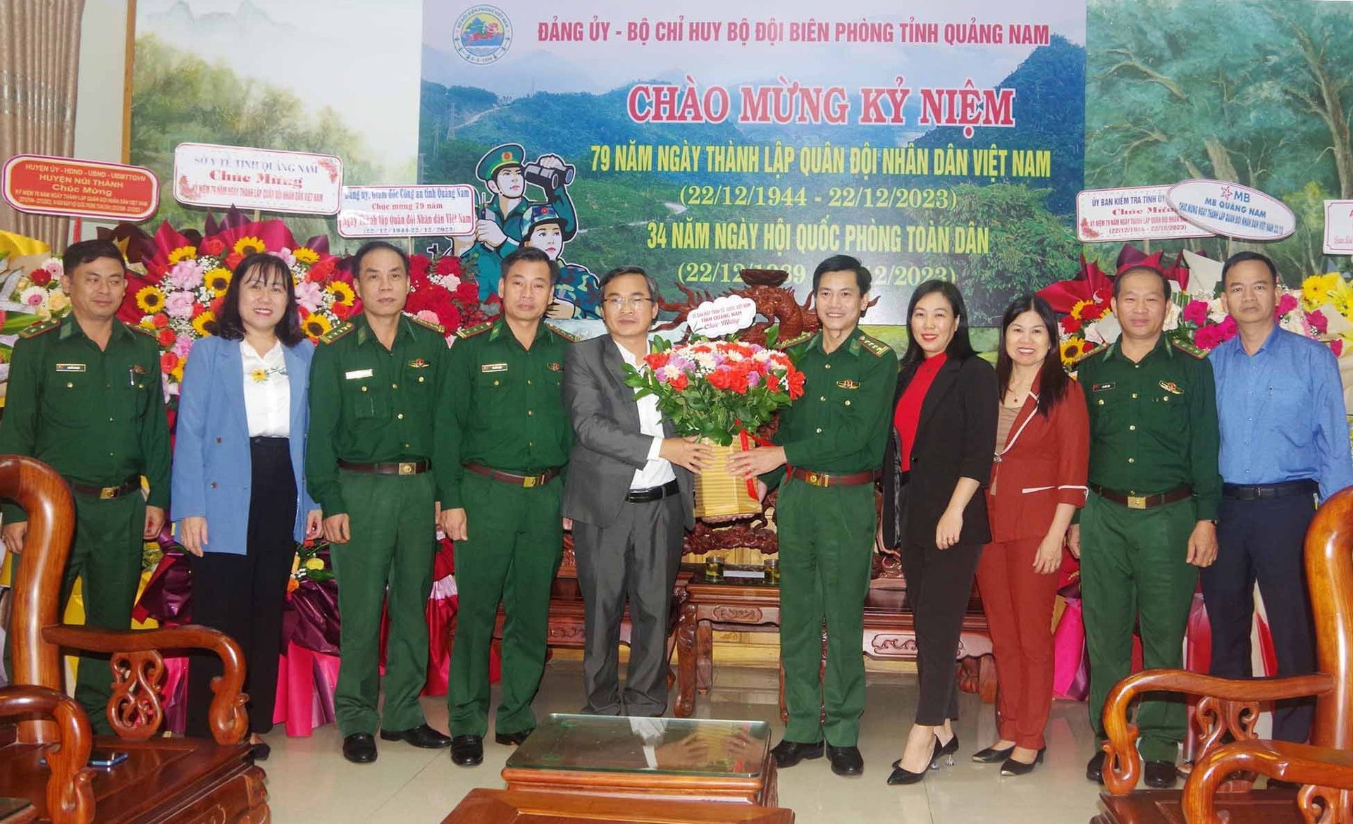 Đoàn công tác Ủy ban MTTQVN tỉnh chúc mừng BĐBP tỉnh nhân ngày thành lập quân đội nhân dân Việt Nam. Ảnh: HỒNG ANH