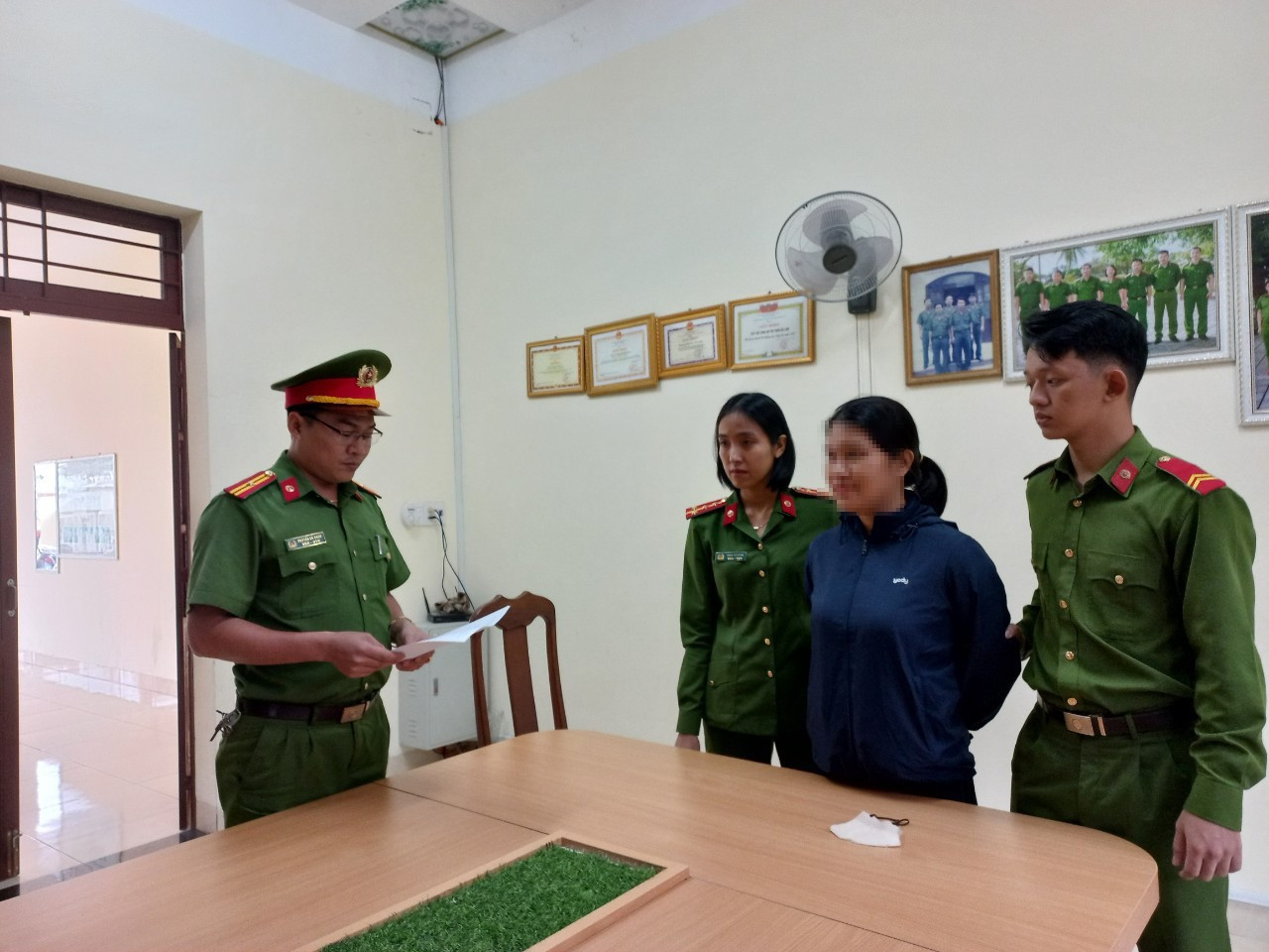 Công an thi hành lệnh bắt tạm giam bà Trang.