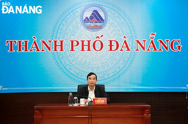 Chủ tịch UBND thành phố Lê Trung Chinh chủ trì tại điểm cầu Đà Nẵng. Ảnh: X.D
