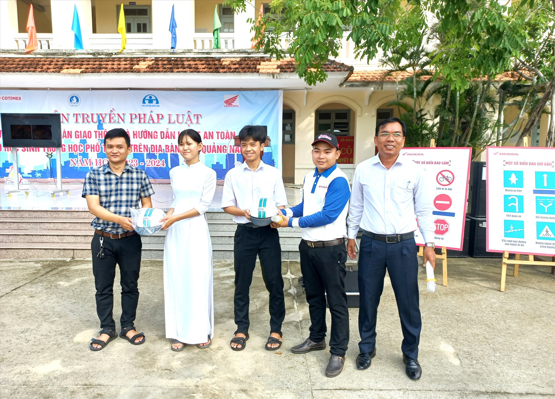 Văn phòng Ban An toàn giao thông tỉnh Quảng Nam phối hợp tuyên truyền pháp luật, tặng mũ bảo hiểm cho học sinh bậc THPT. Ảnh: C.T