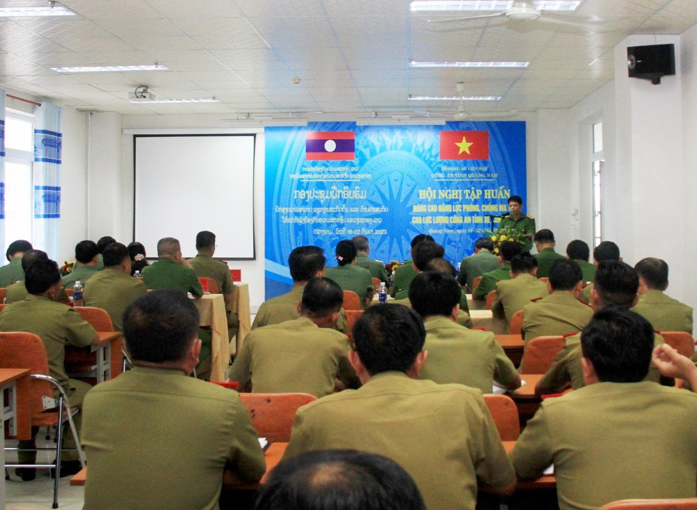 Tháng 9 vừa qua, Công an Quảng Nam cũng đã tổ chức tập huấn cho 50 cán bộ chiến sĩ Công an tỉnh Sê Kông về nâng cao năng lực phòng, chống ma túy. Ảnh: T.C