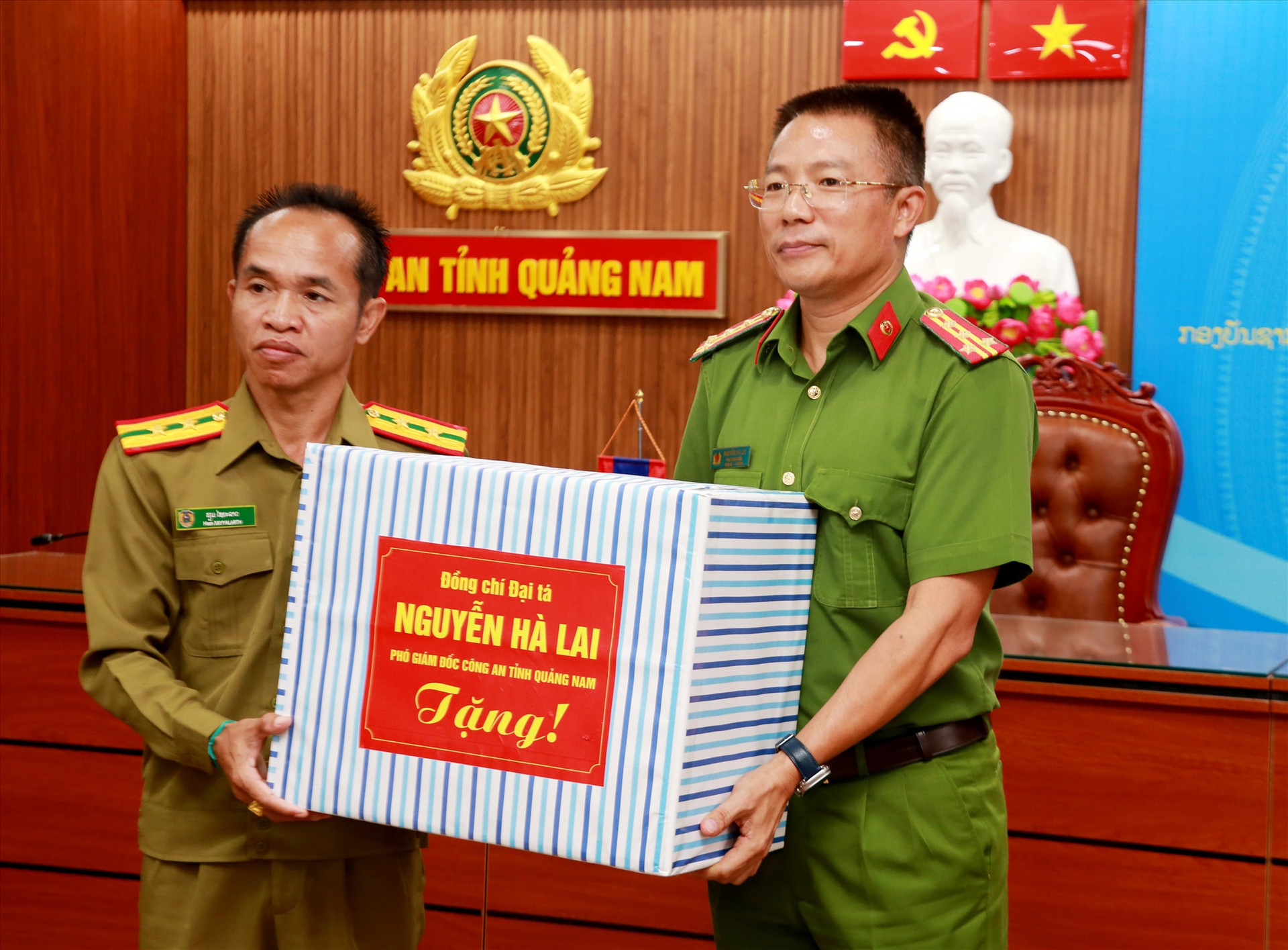 Đại tá Nguyễn Hà Lai trao quà cho lãnh đạo Công an tỉnh Sê Kông. Ảnh: T.C