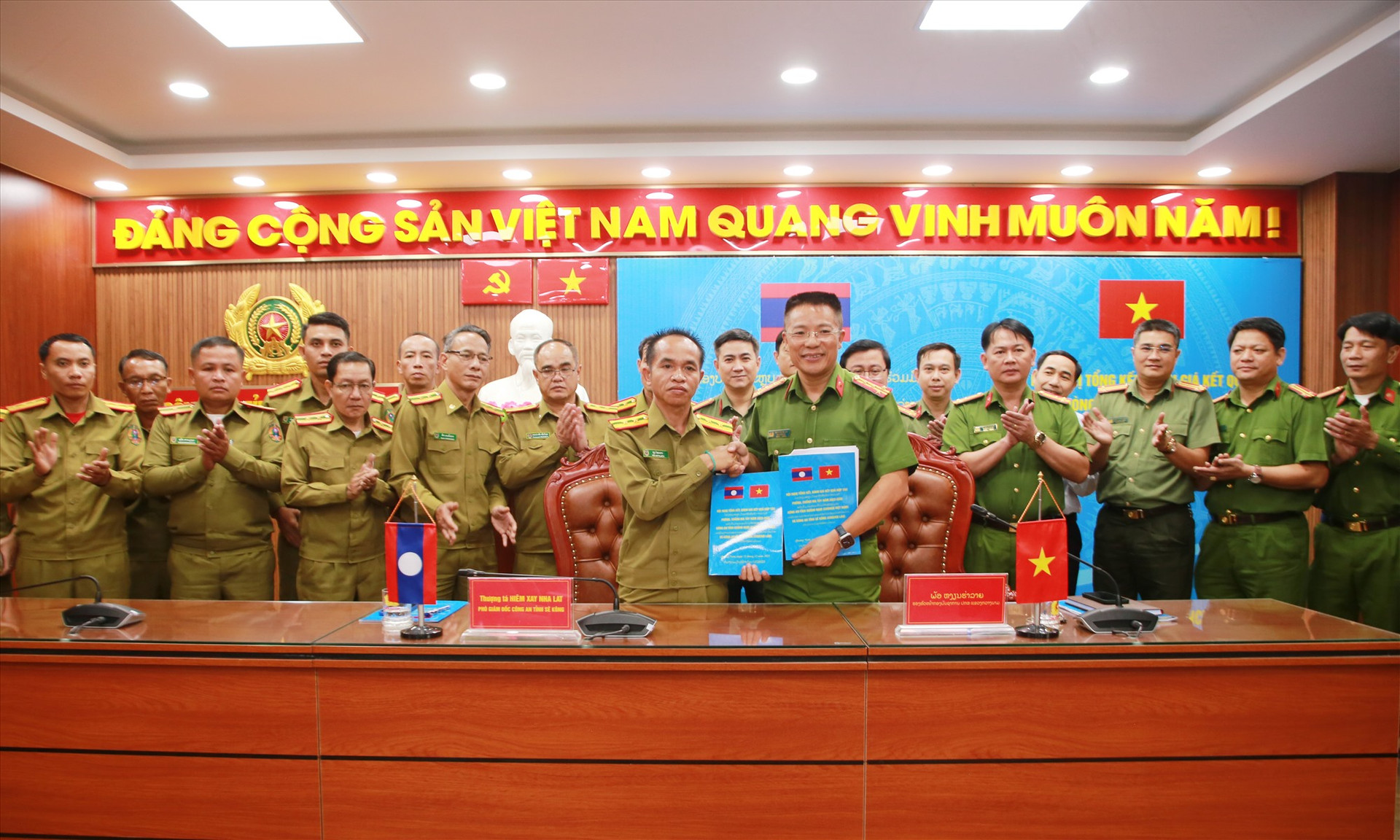 Lãnh đạo Công an tỉnh Quảng Nam và tỉnh Sê Kông ký kết biên bản hợp tác phòng chống ma túy năm 2024. Ảnh: T.C