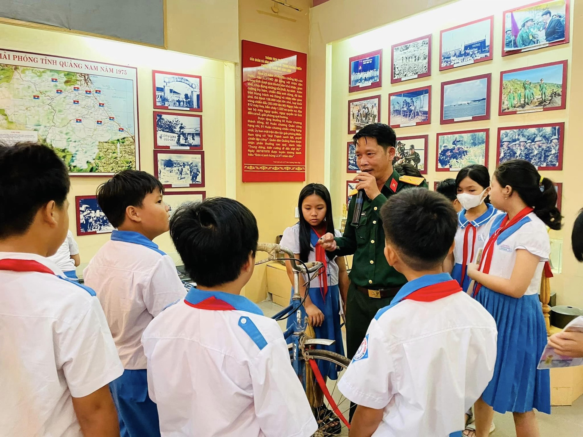 Học sinh Trường Tiểu học Hùng Vương (Tam Kỳ) thăm Nhà truyền thống LLVTND tỉnh. Ảnh: L.Đ