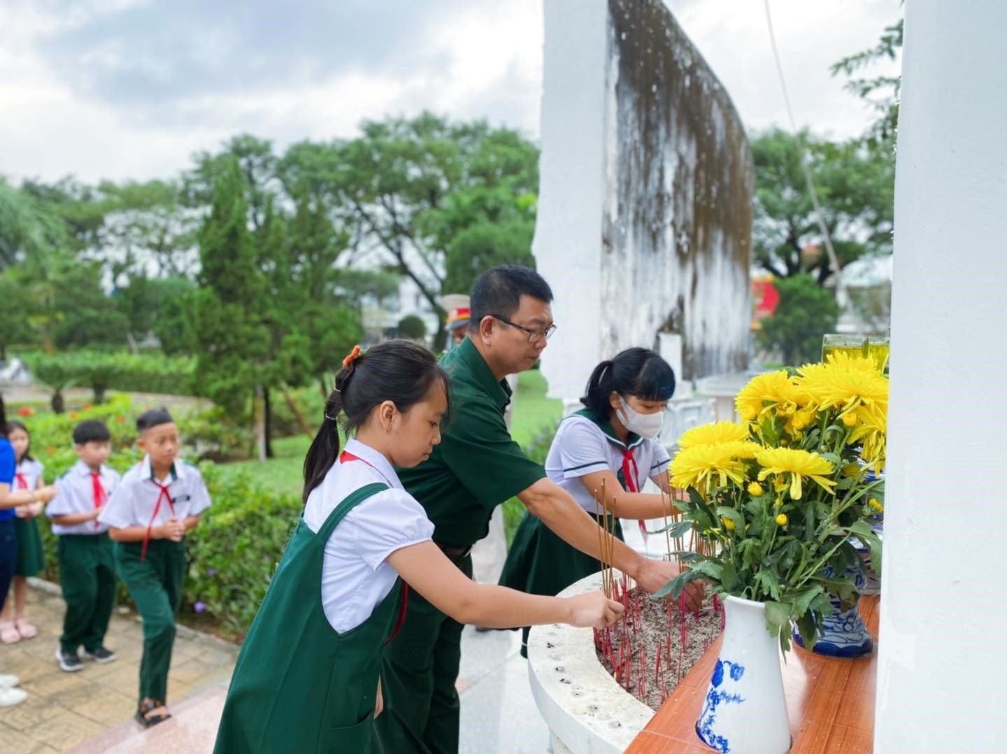 Đội viên Liên đội Trường Tiểu học Kim Đồng (Tam Kỳ) viếng hương tại Tượng đài Chiến thắng Mậu Thân. Ảnh: L.Đ
