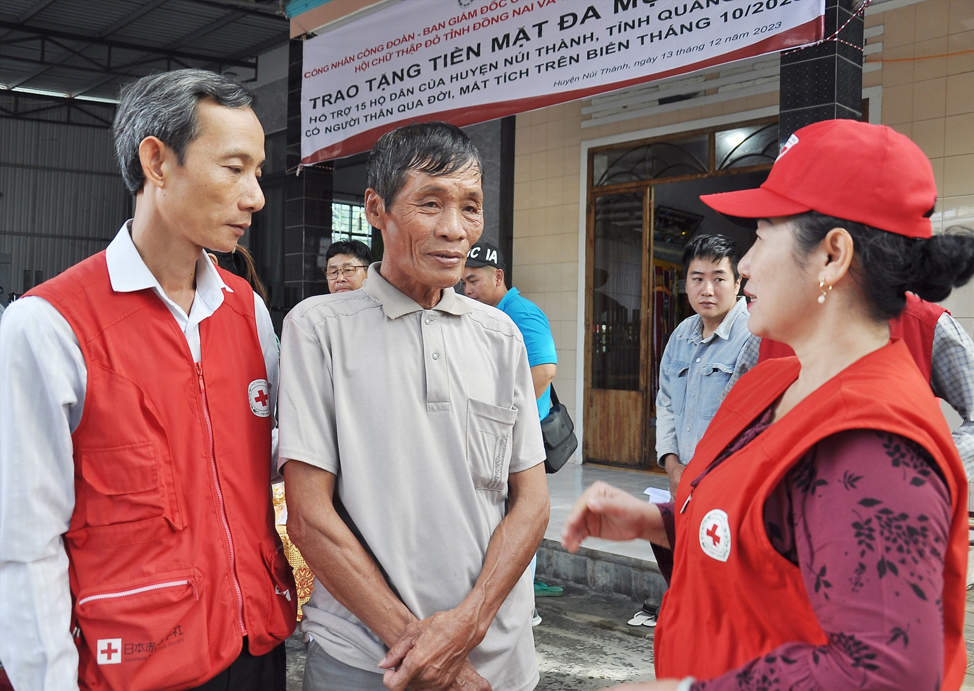 Hội CTĐ tỉnh Đồng Nai và nhà tài trợ thăm hỏi các gia đình tại huyện Núi Thành bị mất người thân do tai nạn trên biển. Ảnh: TÂM ĐAN