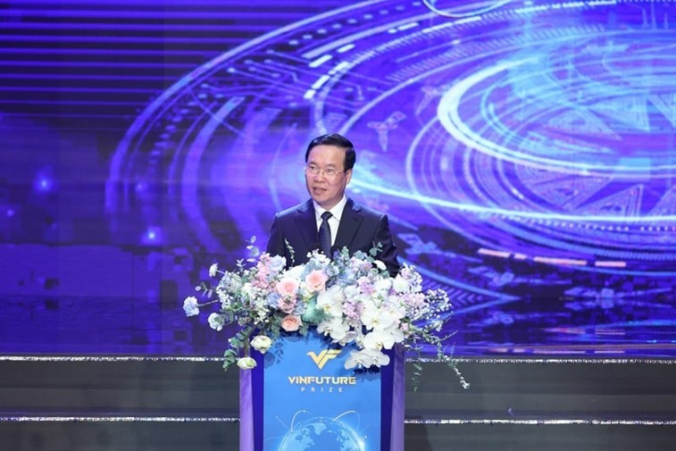 Chủ tịch nước Võ Văn Thưởng đến dự lễ trao giải VinFuture 2023 tại nhà hát Hồ Gươm.