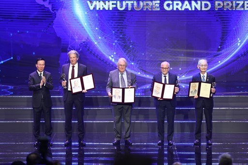 Chủ tịch nước Võ Văn Thưởng trao giải thưởng Chính VinFuture trị giá 3 triệu đô cho 4 chủ nhân giải thưởng.