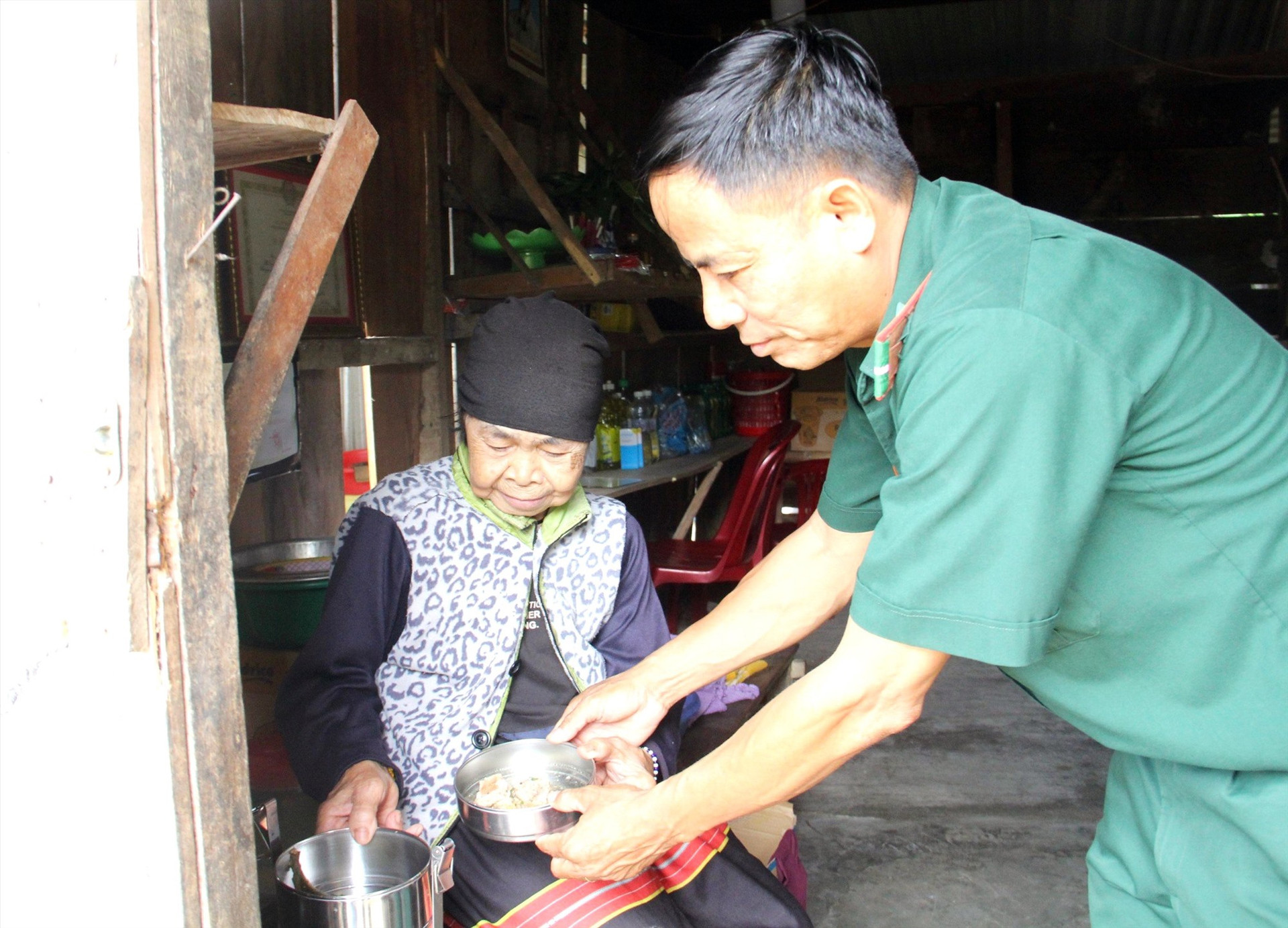 Cán bộ, chiến sĩ Đồn Biên phòng Cửa khẩu quốc tế Nam Giang chăm lo từng bữa cơm cho mẹ Hiên Nhiês. Ảnh: ĐĂNG NGỌC