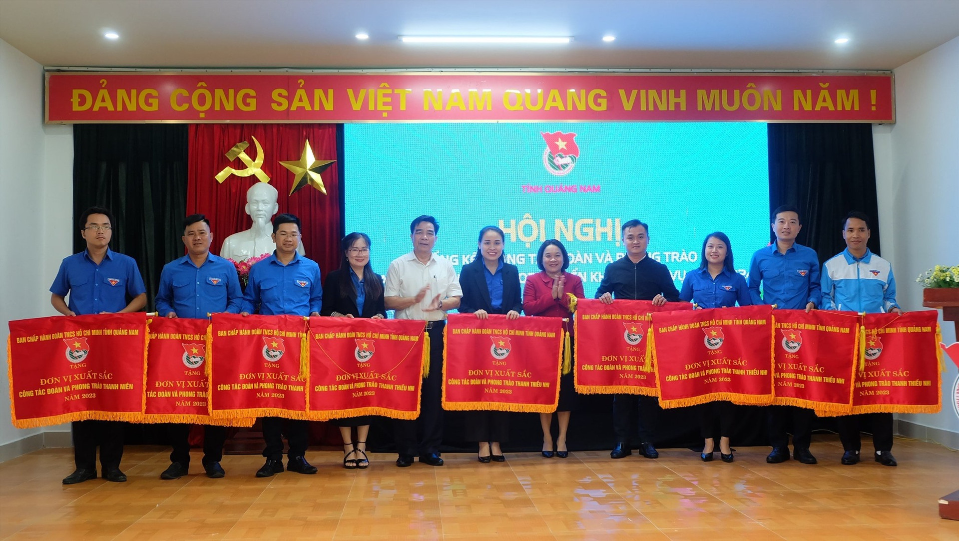 Tỉnh đoàn trao cờ thi đua cho các đơn vị xuất sắc tiêu biểu trong công tác đoàn và phong trào thanh niên năm 2023. Ảnh: PV