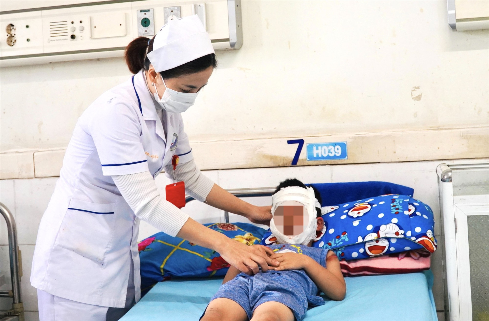 Bé trai bị bỏng nguyên vùng mặt đang được điều trị tại Đơn vị Bỏng, Khoa Ngoại chấn thương, Bệnh viện Đa khoa Trung ương Quảng Nam. Ảnh: QUẢNG CHƯƠNG