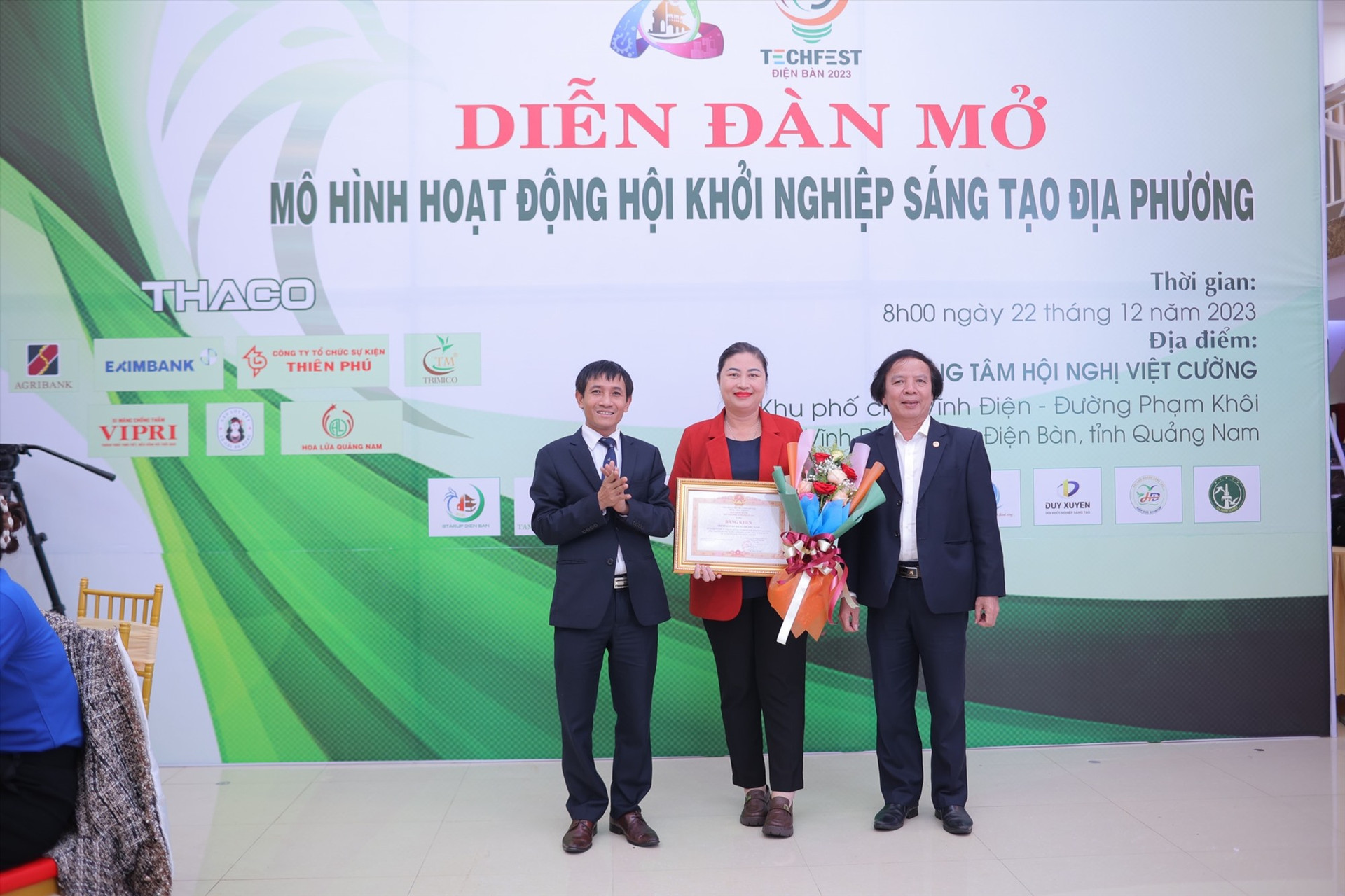 Cá nhân bà Vũ Thị Phương Anh nhận Bằng khen của Hiệp hội khởi nghiệp Quốc gia.