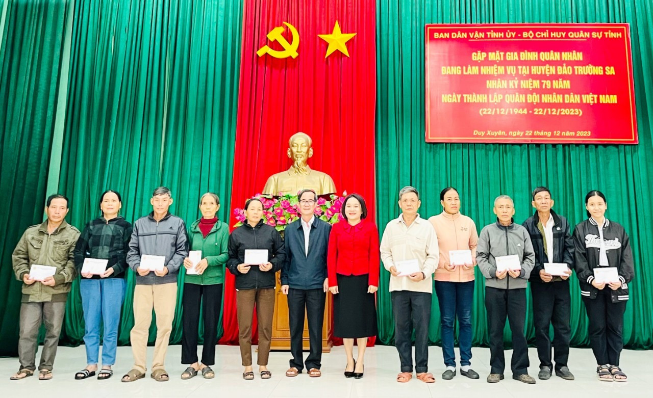 Trưởng ban Dân vận Tỉnh ủy Huỳnh Thị Thùy Dung và lãnh đạo huyện Duy Xuyên trao quà động viên gia đình các quân nhân đang làm nhiệm vụ tại huyện đảo Trường Sa. Ảnh: N.T