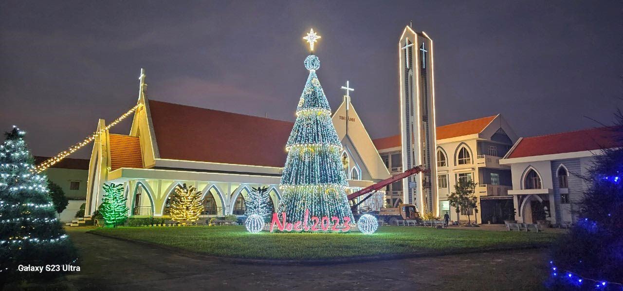 Trang trí cây thông noel ở nhà thờ Tin lành Phương Hòa (phường Hòa Thuận, Tam Kỳ). Ảnh: P.H