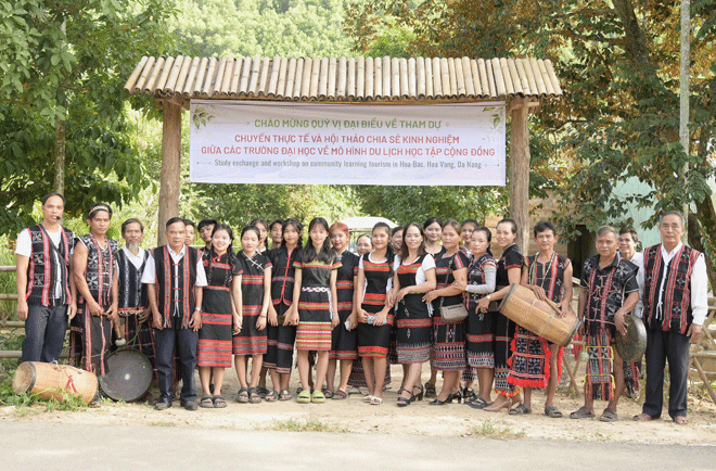 Tổ văn nghệ của hợp tác xã Nông nghiệp sinh thái và Du lịch cộng đồng Hòa Bắc đón đoàn đại biểu đại diện các trường đại học trên cả nước đến thăm quan, học tập về du lịch cộng đồng. Ảnh: HTX Hòa Bắc.