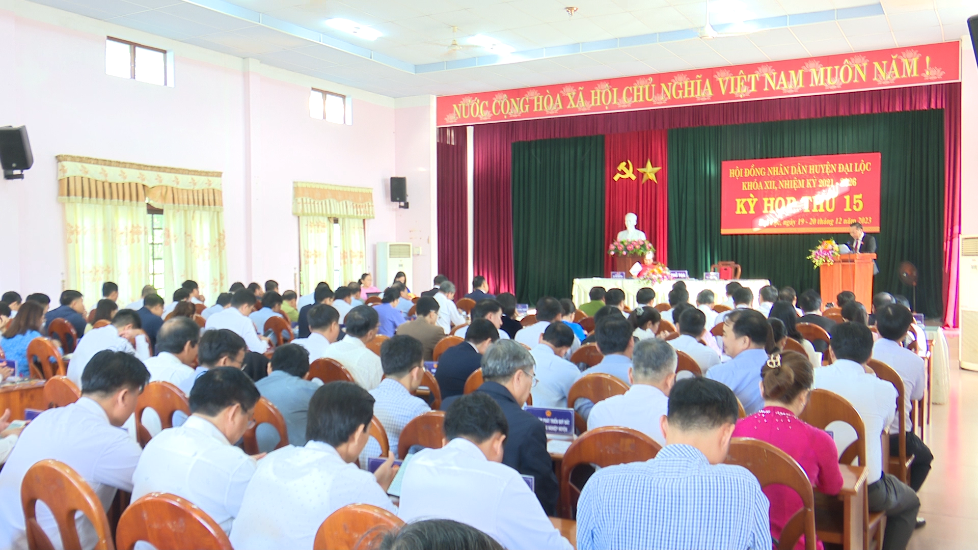 Kỳ họp lần thứ 16 của HĐND huyện Đại Lộc khóa XII, nhiệm kỳ 2021-2026. Ảnh: H.L