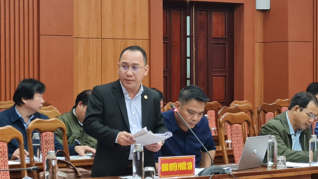 Phó Chủ tịch UBND huyện Phước Sơn Hồ Công Điểm báo cáo tại cuộc họp. Ảnh: D.L