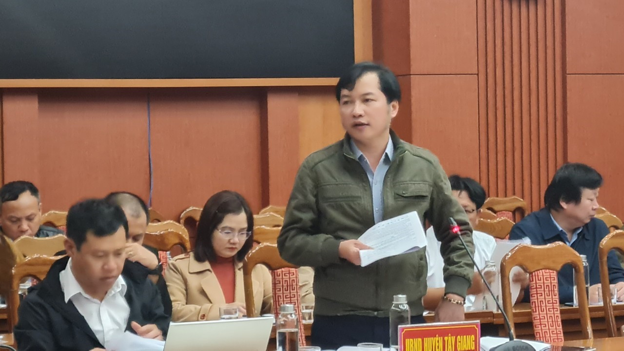 Ông Mạc Như Phương - Phó Chủ tịch UBND huyện Tây Giang báo cáo tiến độ giải ngân. Ảnh: D.L