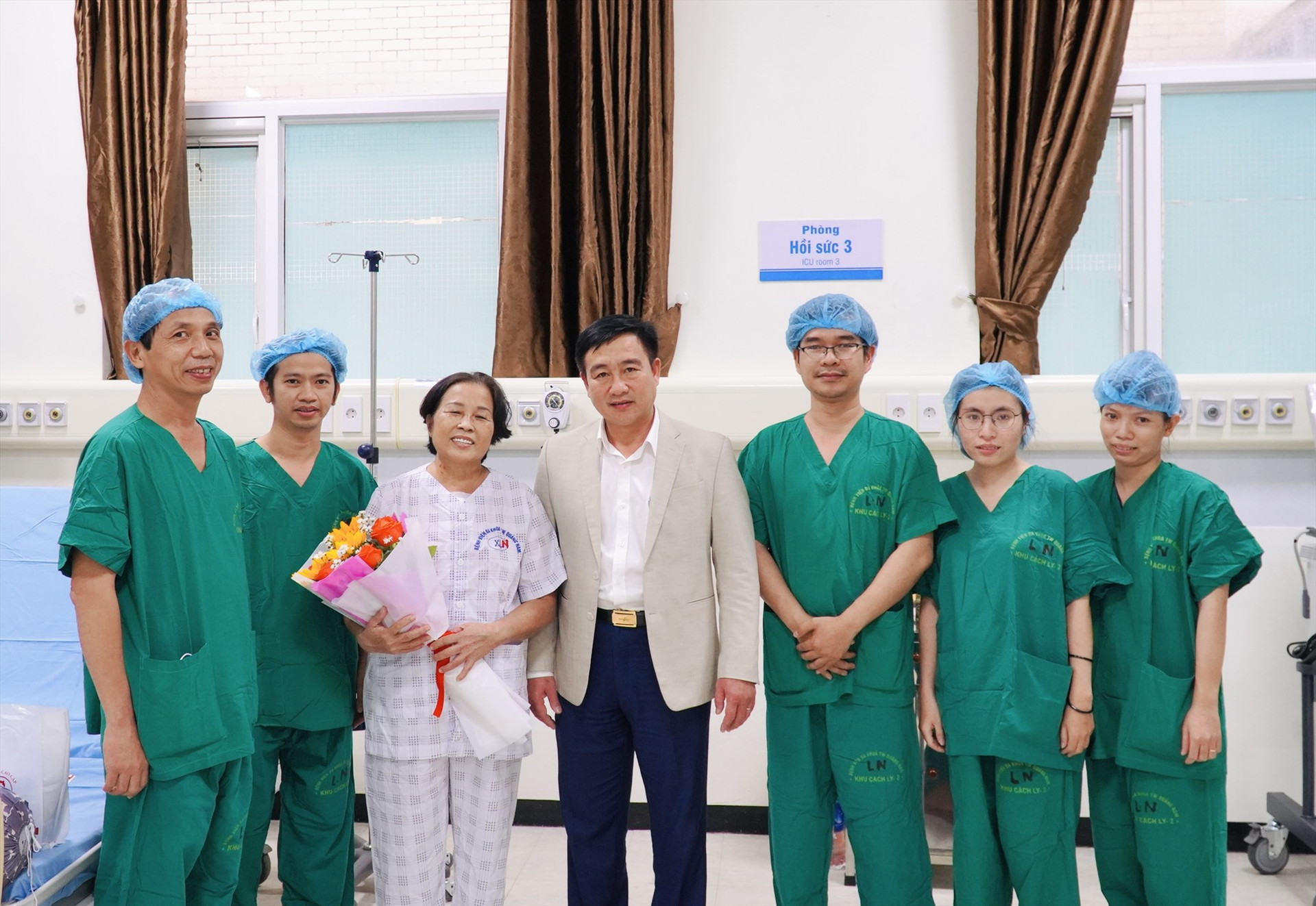 Ban lãnh đạo Bệnh viện Đa khoa Trung ương Quảng Nam tặng quà và hoa chúc mừng bệnh nhân phẫu thuật tim hở đầu tiên tại bệnh viện được xuất viện. Ảnh: BÙI HUÂN