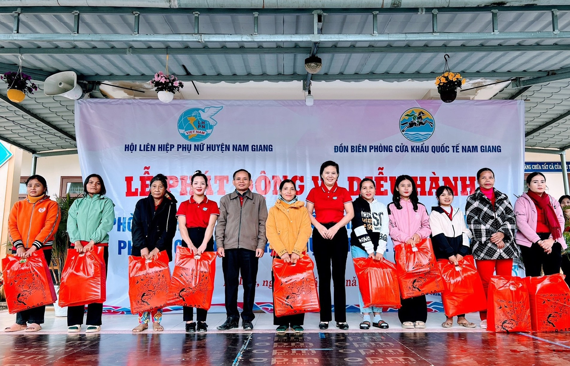 Hội LHPN huyện Nam Giang trao 10 suất quà cho học sinh nghèo vượt khó và 10 suất quà cho hội viên phụ nữ nghèo của xã La Dêê (mỗi suất trị giá 300 nghìn đồng).