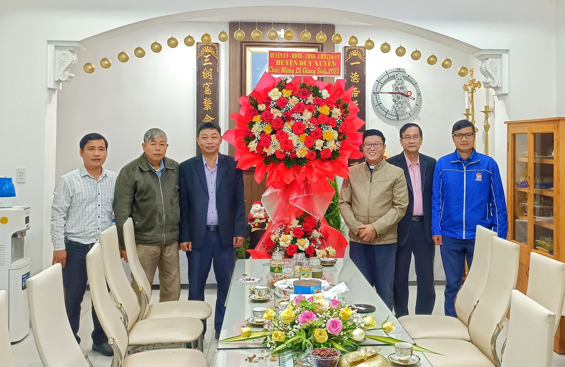 Lãnh đạo huyện Duy Xuyên thăm tặng hoa chúc mừng tại Giáo xứ Trà Kiệu.