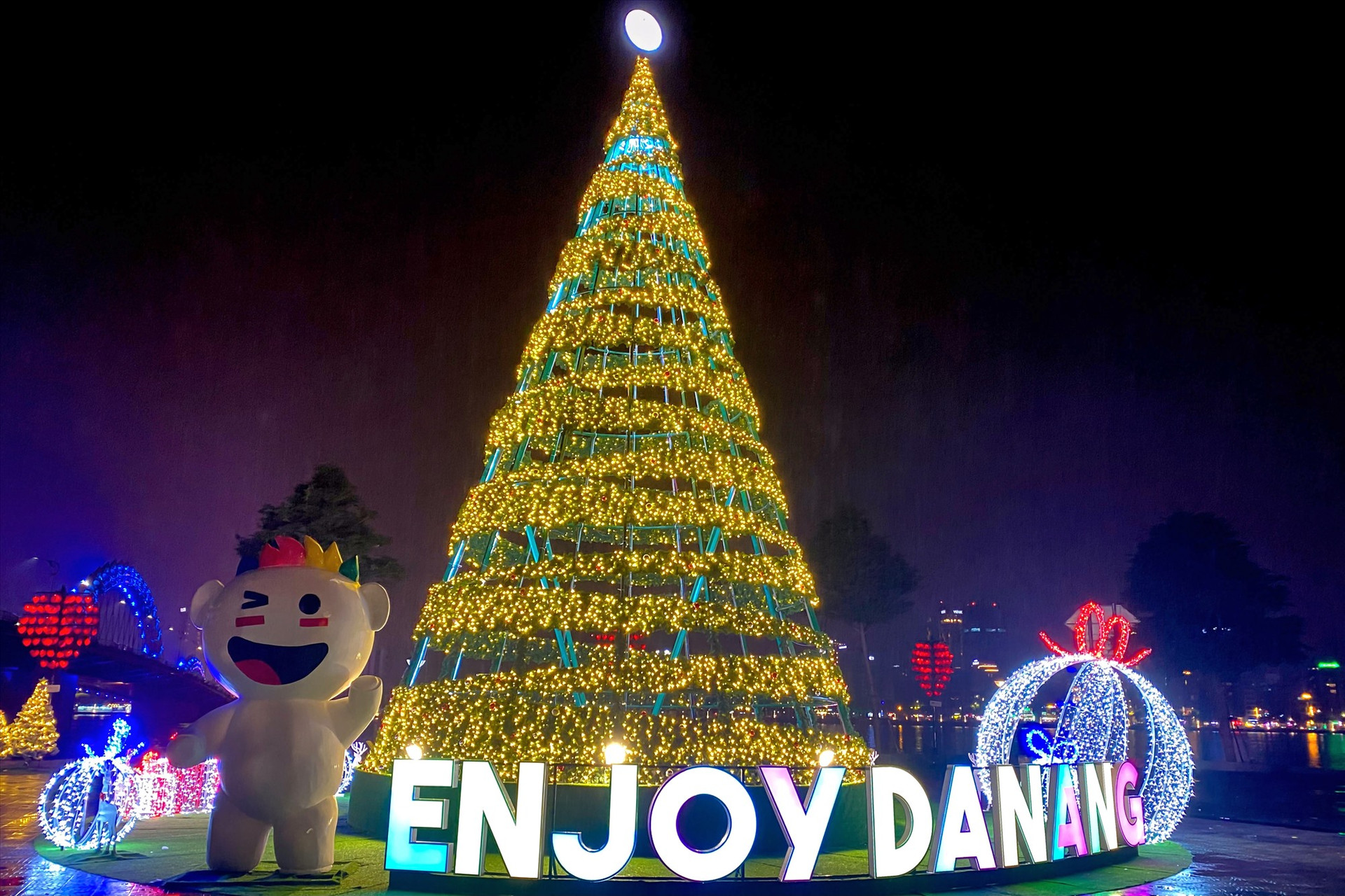 Mô hình Cây ánh sáng thu hút du khách và trẻ em đón Noel và năm mới 2024, Ảnh T,C