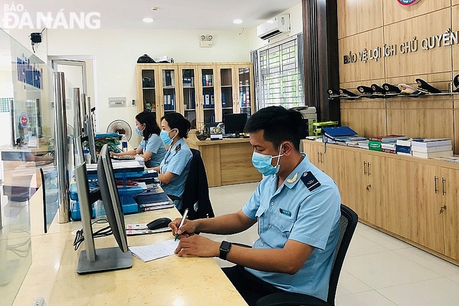 Hiện nay, các cơ quan, đơn vị đang quyết liệt xây dựng lại đề án vị trí việc làm. Trong ảnh: Chi cục Hải quan Khu Công nghiệp Hòa Khánh. Ảnh: MAI QUẾ