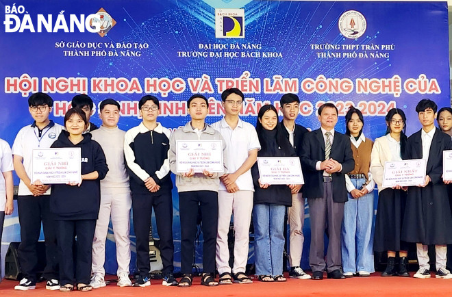 Ban tổ chức trao giải Ý tưởng cho các sản phẩm tham gia tại Triển lãm công nghệ của học sinh, sinh viên (BKDN Techshow) năm 2023-2024. Ảnh: NGỌC HÀ