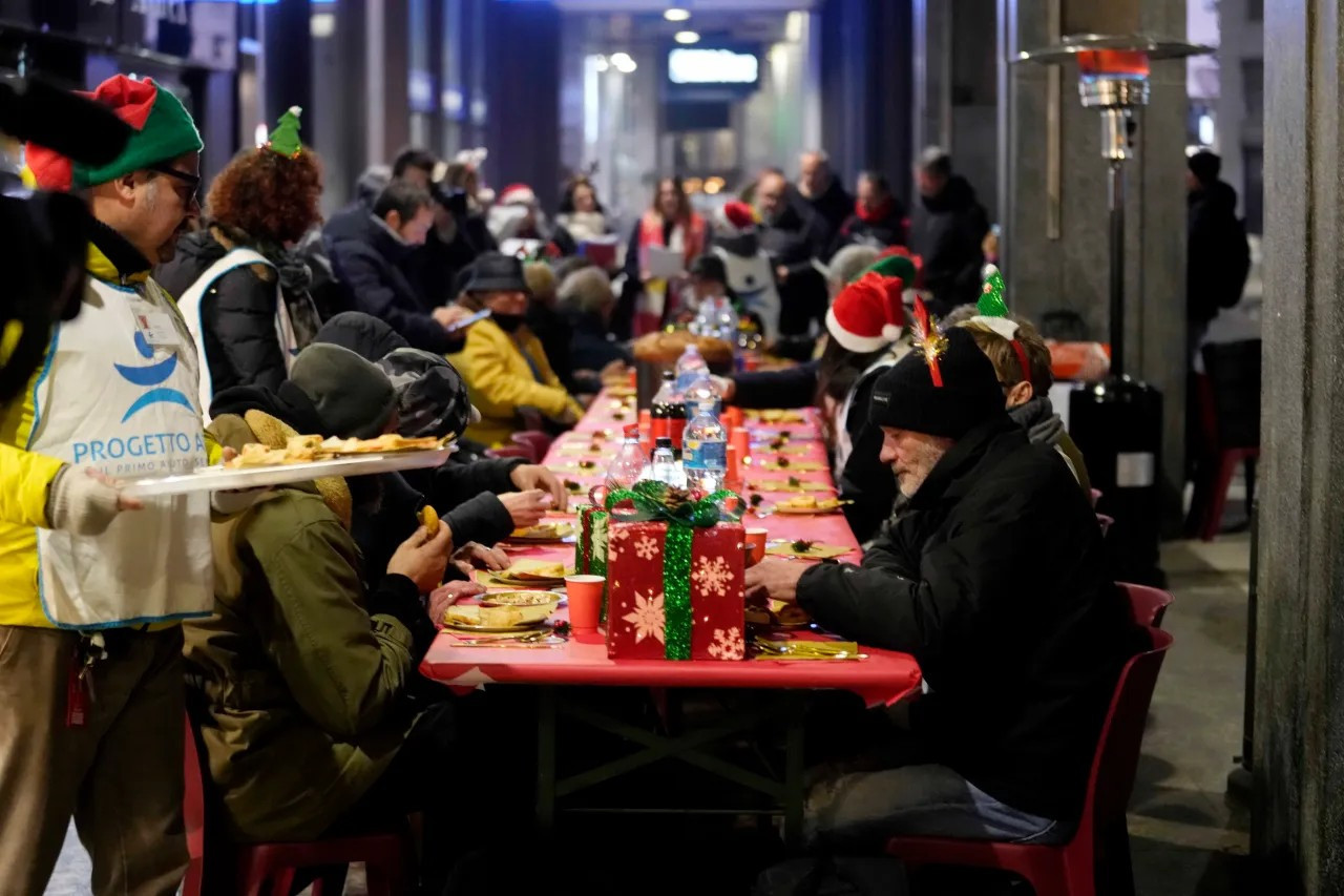 Free meals are distributed to the homeless in the streets by the Progetto Arca Onus foundation during a Christmas event with gifts, in Milan, Italy, on Dec. 21, 2023. (AP Photo/Luca Bruno)