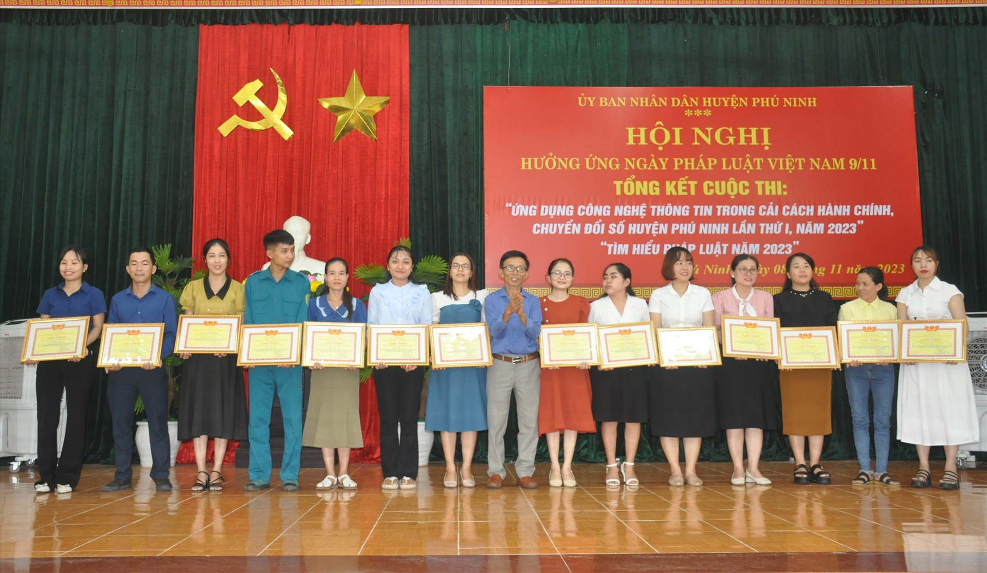 Phú Ninh trao giải cuộc thi ứng dụng công nghệ thông tin trong cải cách hành chính, chuyển đổi số huyện Phú Ninh lần thứ Ithành viên Tổ Công nghệ cộng đồng thôn/khối phố ở phần thi “Kiến thức số“.