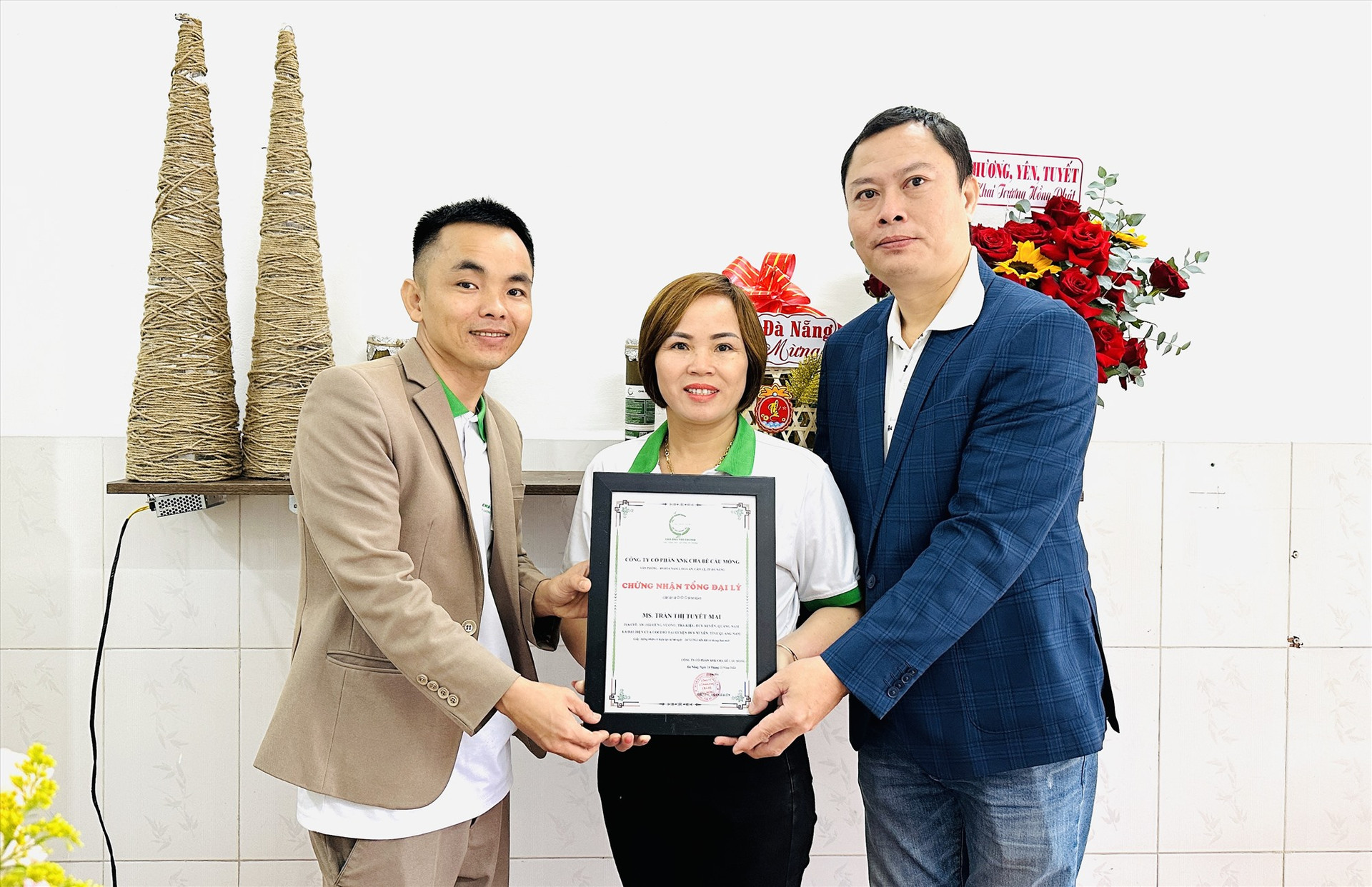 Lãnh đạo Công ty CP XNK Chả bê Cầu Mống trao chứng nhận đại lý cấp huyện cho chị Mai. Ảnh: PHAN VINH