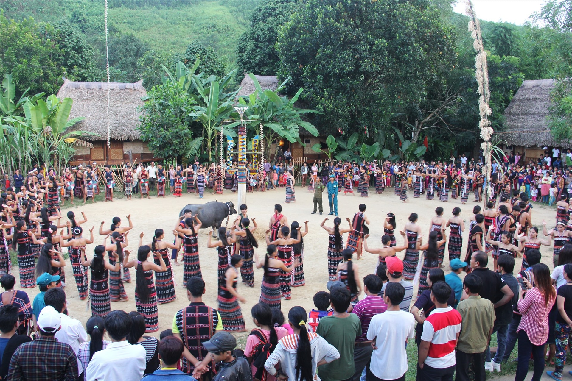 Không gian làng văn hóa - du lịch Bhơ Hồng, một điểm đến của du khách được hình thành từ sự góp sức của cộng đồng địa phương. Ảnh: Đ.N