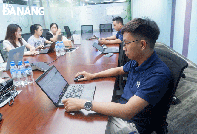 Nhân viên tại Chi nhánh Công ty TNHH Synopsys Việt Nam tại Đà Nẵng (quận Hải Châu) đang làm việc. Ảnh: M.Q