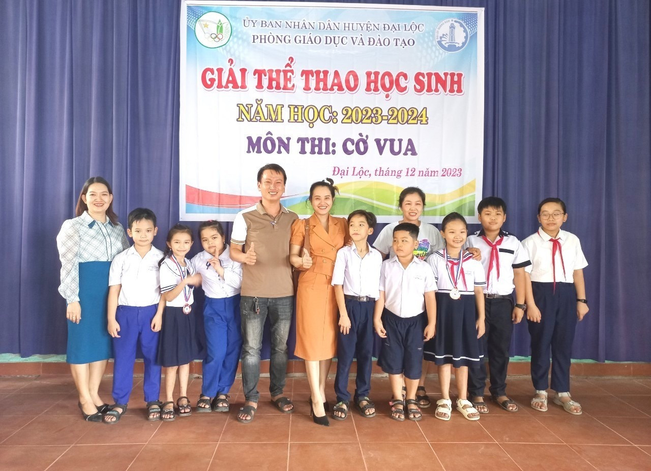 Đội tuyển Trường Tiểu học Hứa Tạo đoạt giải Nhất đồng đội nữ, giải Ba đồng đội nam và đoạt giải Nhì toàn đoàn khối tiểu học. Ảnh: K.K