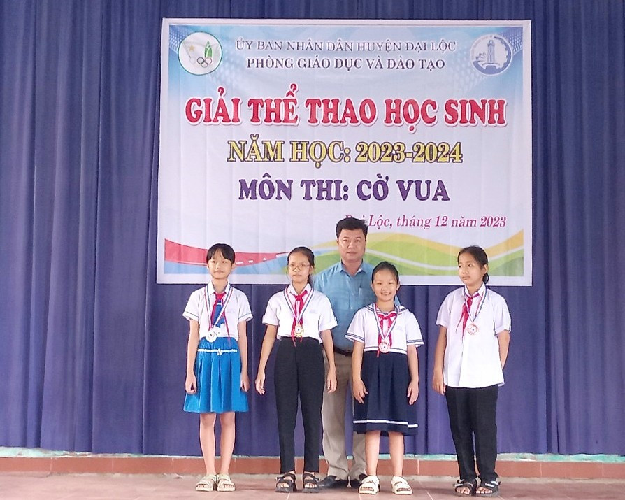 Lãnh đạo Phòng GD-ĐT Đại Lộc trao huy chương cho học sinh nữ khối 4, 5 bậc tiểu học. Ảnh: K.K