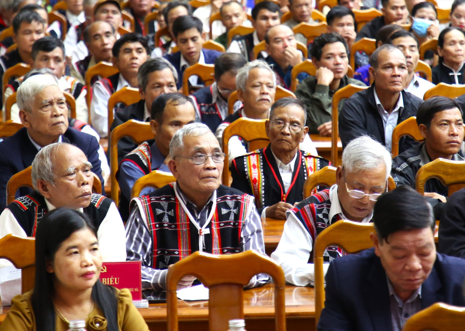 Gần 400 người uy tín trong cộng đồng DTTS tham dự buổi gặp mặt, đối thoại với Bí thư Tỉnh ủy Phan Việt Cường. Ảnh: NGƯỚC - QUÂN