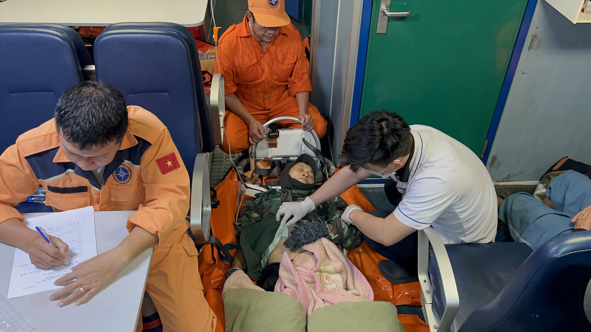 Bệnh nhân trên đảo Cù Lao Chàm được đưa về Đà Nẵng kịp thời. Ảnh: MRCC