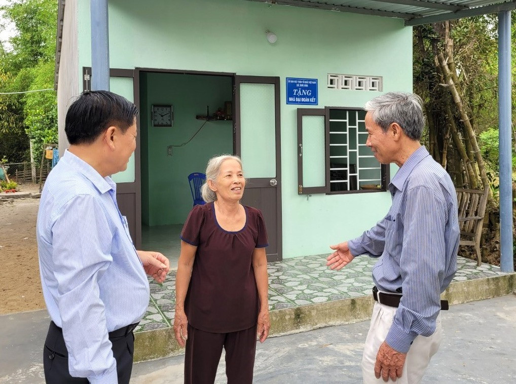 Đoàn giám sát của Ủy ban MTTQ Việt Nam tỉnh về công tác xóa nhà tạm khảo sát thực tế tại xã Tam Hòa và thăm các trường hợp được hỗ trợ xây dựng nhà ở tại huyện Núi Thành. Ảnh: VINH ANH