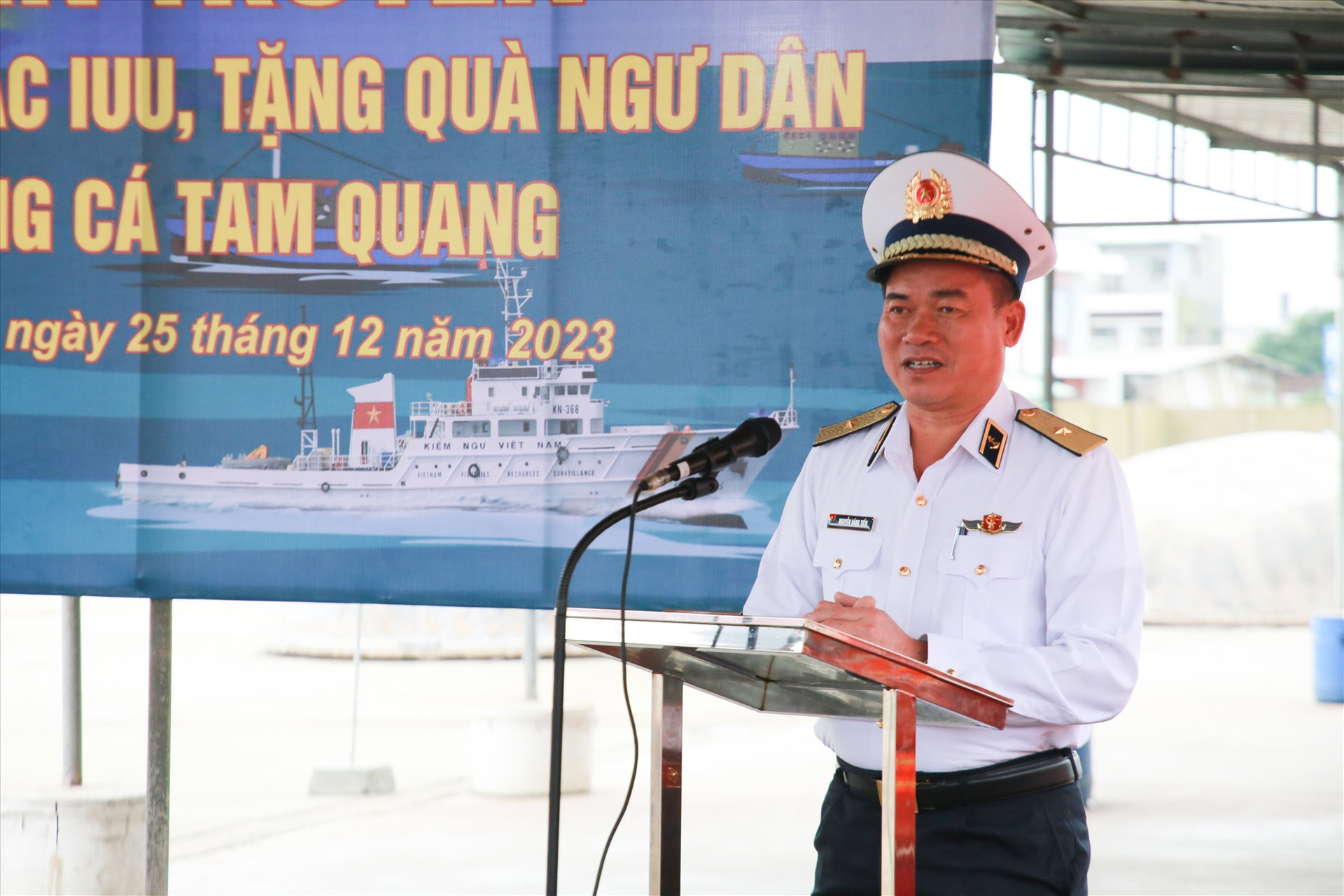 Chuẩn Đô đốc Nguyễn Đăng Tiến nói chuyện cùng bà con ngư dân Tam Quang, Tam Giang. Ảnh: T.C