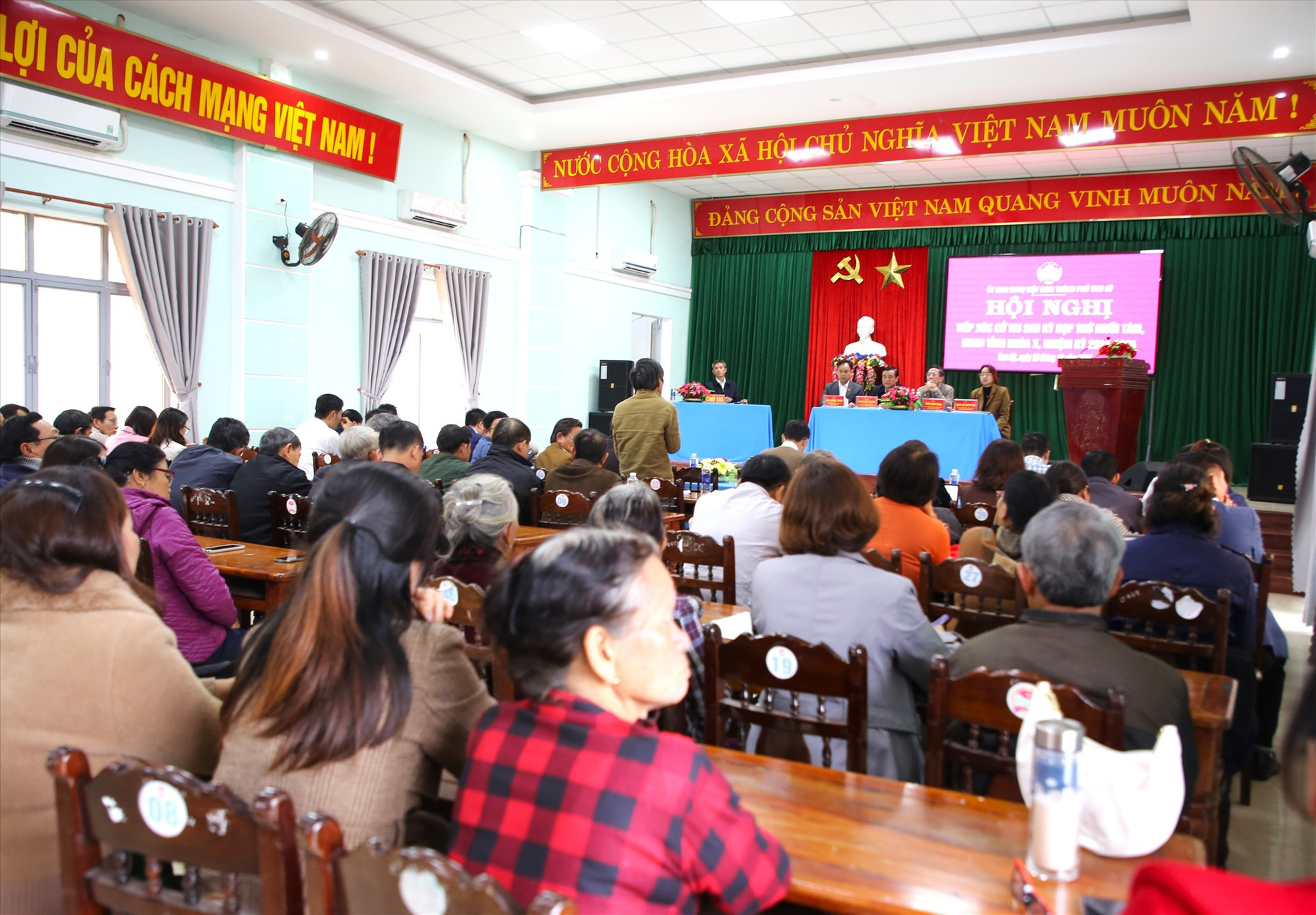 Đông đảo cử tri tham dự hội nghị tiếp xúc diễn ra tại UBND phường Hòa Thuận. Ảnh: A.N
