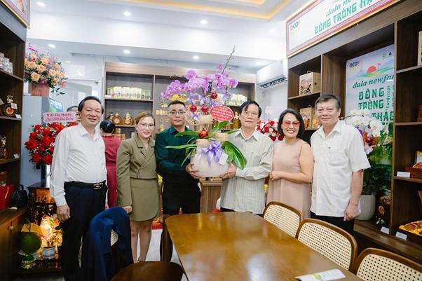 Ông Hà Ban, nguyên Ủy viên BTC TW Đảng, nguyên Phó ban tổ chức Trung Ương tặng hoa chúc mừng.